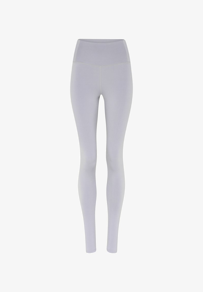 Lichtgrijze, naadloze leggings met hoge taille, nauwsluitende pijpen en flatlocknaden, ontworpen voor sportkleding of casual gebruik.
