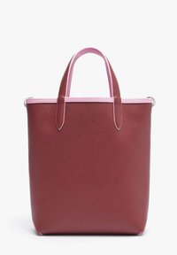 Grand sac cabas en cuir texturé bordeaux avec des poignées courtes et une bordure rose le long du bord supérieur et à l'intérieur des poignées.