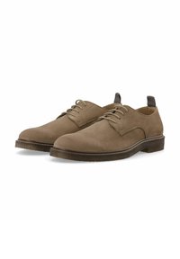Braune Wildleder-Schnürschuhe mit runder Zehenform, kontrastierender dunkler Sohle und einem kleinen Ziehschlaufen hinten für einfaches Anziehen.