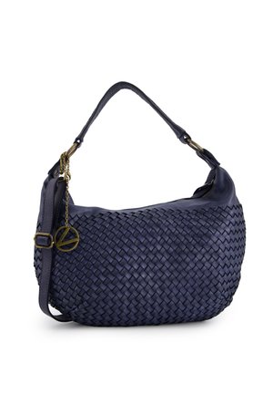 Navy modrá kožená kabelka s tkanou texturou, s jedním uchem, nastavitelním popruhem, zipem ve zlatém odstínu a kulatým kovovým přívěskem s logem "V".