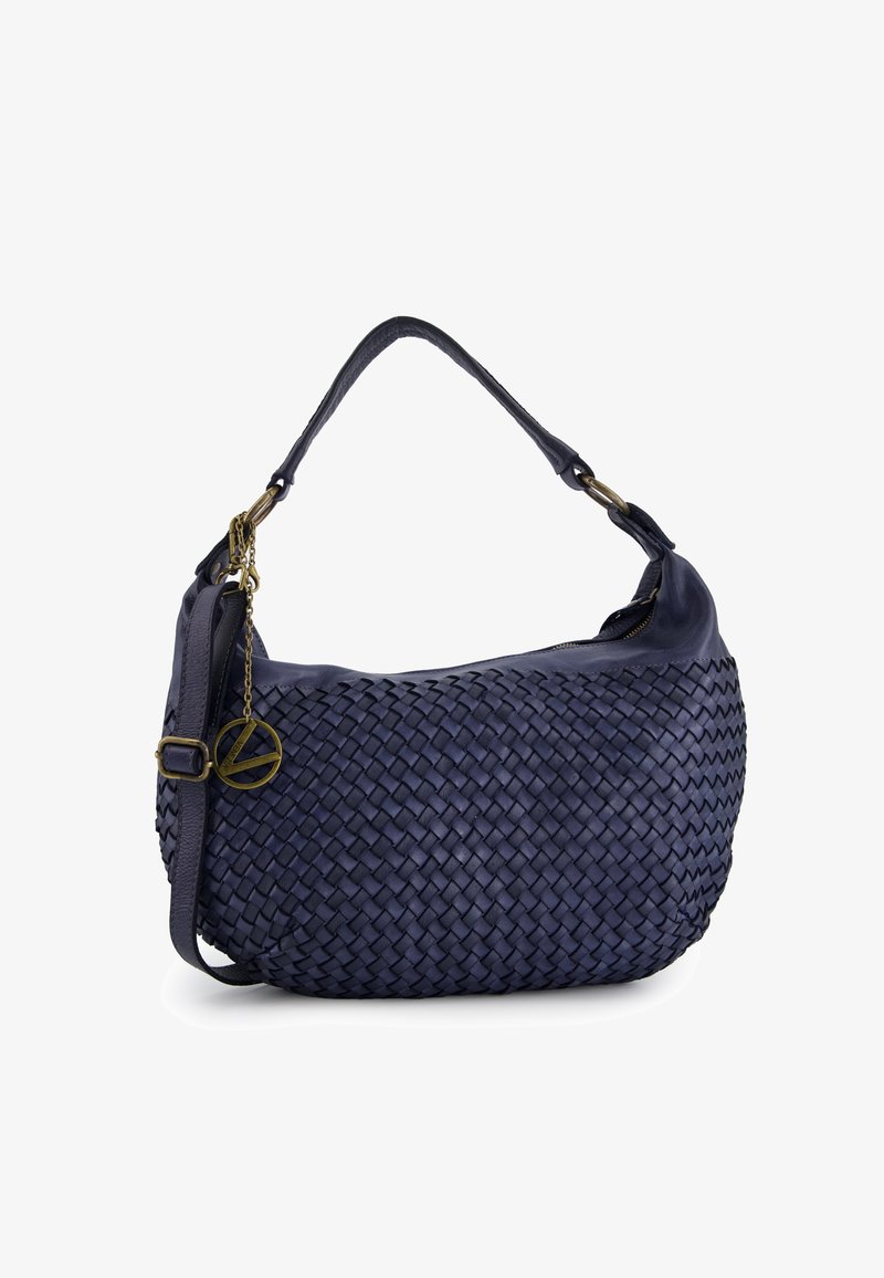 Navy modrá kožená kabelka s tkanou texturou, s jedním uchem, nastavitelním popruhem, zipem ve zlatém odstínu a kulatým kovovým přívěskem s logem "V".