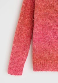 Sweter z dzianiny w gradientowych odcieniach różu, z ribbowanym wykończeniem u dołu i na mankietach, o luźnym kroju i miękkiej teksturze.