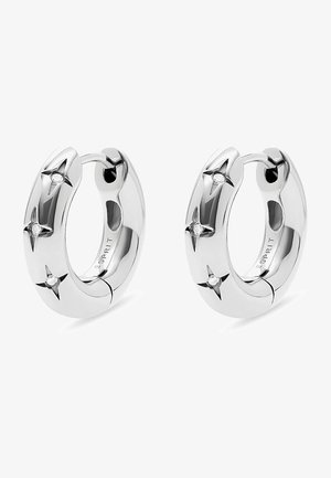 Boucles d'oreilles en argent avec une finition polie, comportant quatre accents en forme d'étoile ornés de petites pierres claires. Design lisse et arrondi.