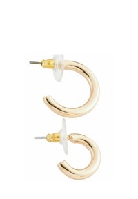 Orecchini a cerchio in metallo color oro con un design curvo, dotati di supporti trasparenti e una finitura lucida. Gli orecchini sono leggeri e moderni.