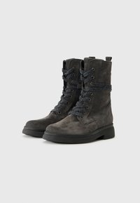 Stivaletti neri in suede con una cintura testurizzata, punta tonda, lacci frontalmente e suola in gomma spessa con un leggero tacco.