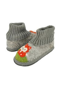 Chaussons pour enfants gris doux avec des bord-côtes aux chevilles et des renards rouges brodés sur des patches verts aux orteils, semelles grises antidérapantes.