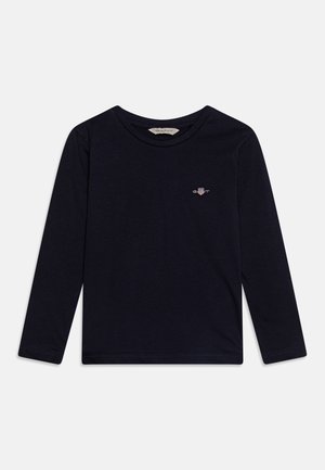 Camiseta de manga larga azul marino hecha de tejido suave, con un cuello redondo y un pequeño logo bordado en el pecho.