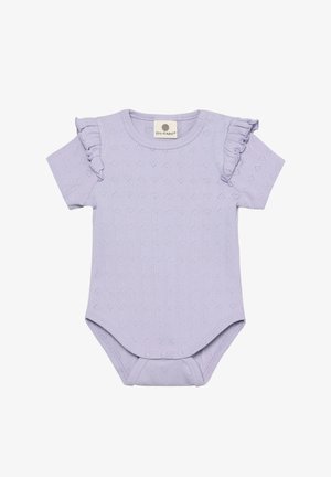 Lila body met korte mouwen, ruches op de schouders, getextureerde stof met hartpatronen en drukknoopjes aan de onderkant.