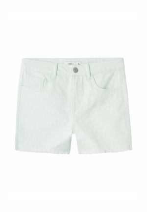 Shorts en denim vert menthe avec un ourlet effiloché, cinq poches et une fermeture à bouton à l'avant. Texture lisse et matériau léger.