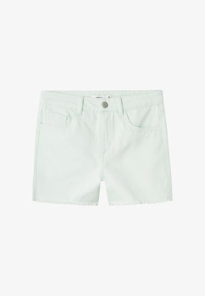 Shorts en denim vert menthe avec un ourlet effiloché, cinq poches et une fermeture à bouton à l'avant. Texture lisse et matériau léger.