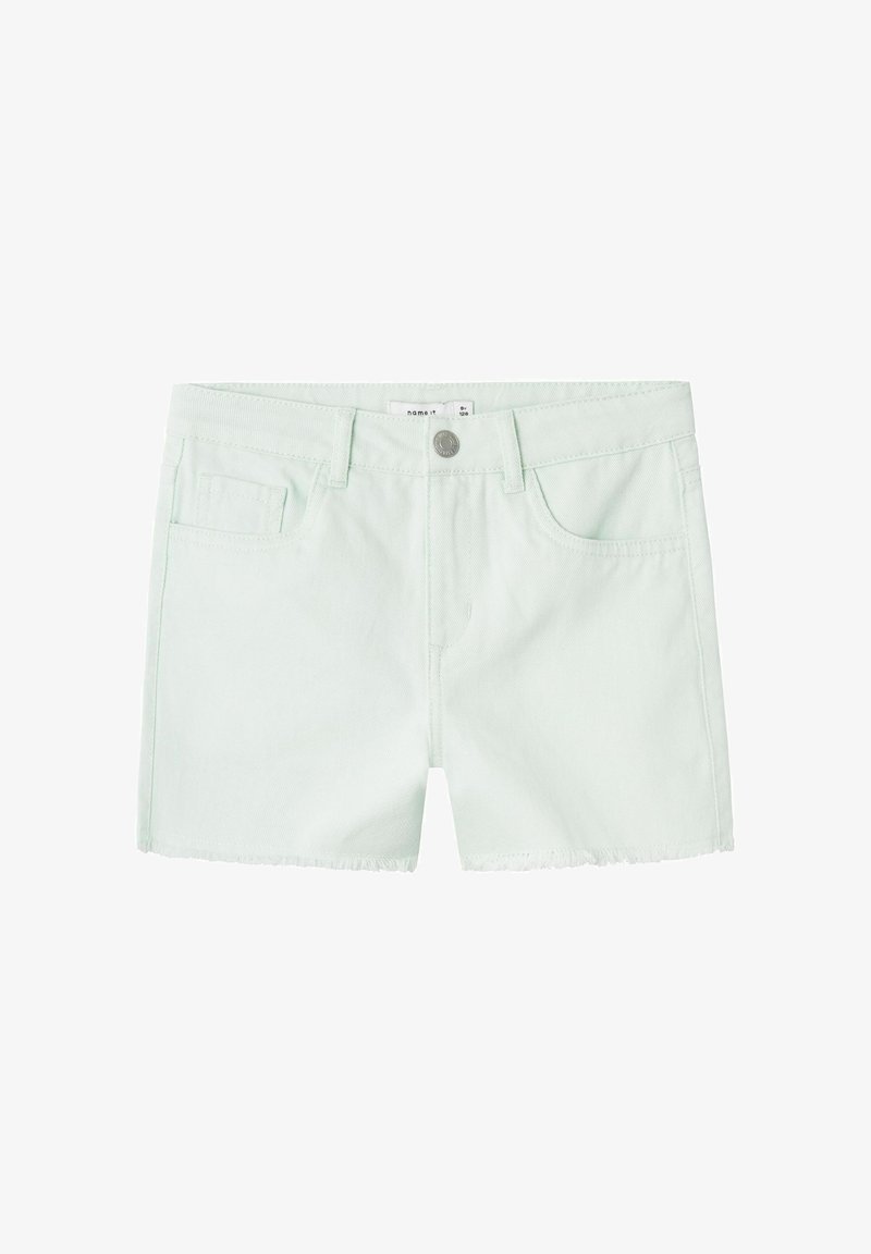 Shorts en denim vert menthe avec un ourlet effiloché, cinq poches et une fermeture à bouton à l'avant. Texture lisse et matériau léger.