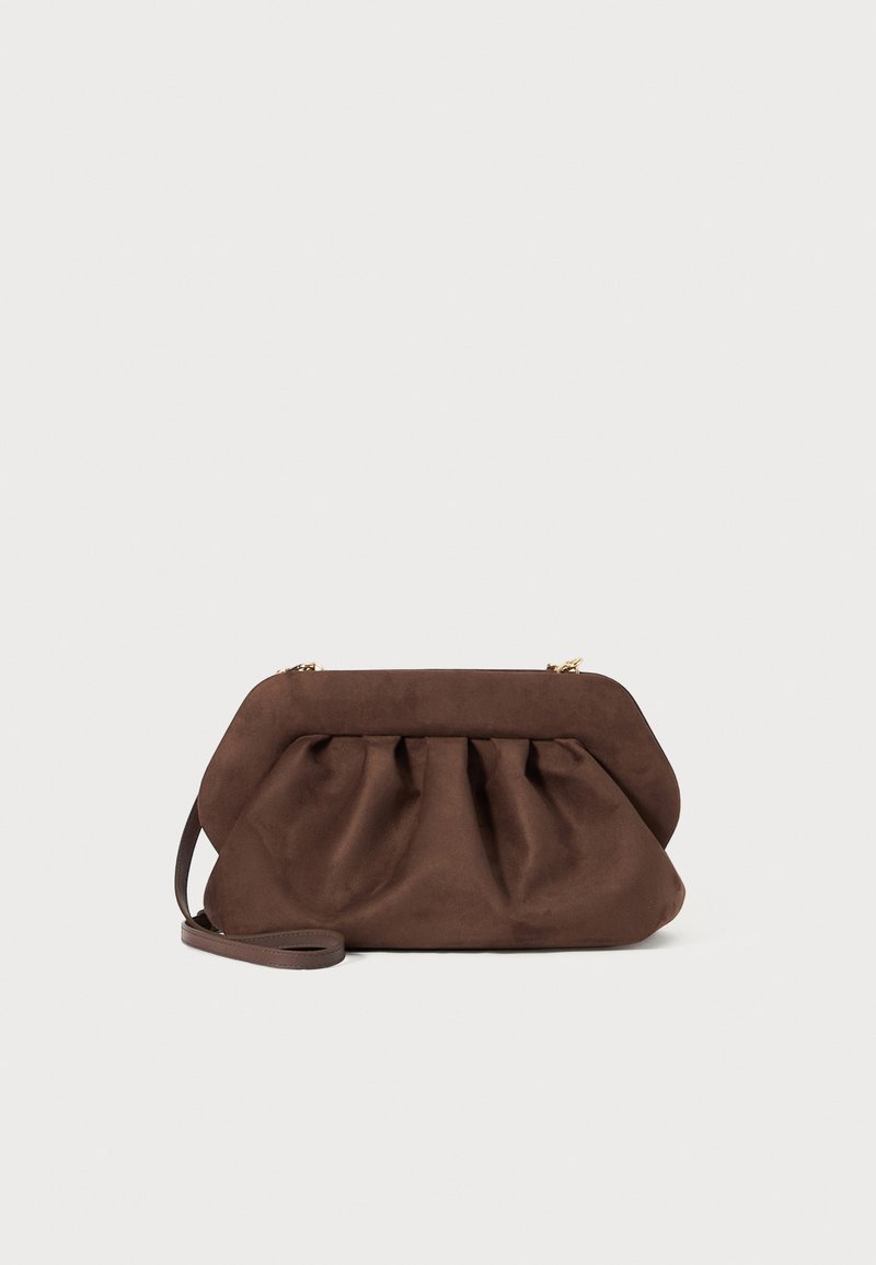 Brun semsket skinn clutchveske med en samlet design, toppklafflås og avtagbar skulderrem. Glatt tekstur og minimalistisk form.