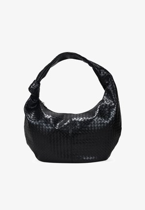Bolso de piel tejido negro con una correa curva y acolchada y un cuerpo suave y texturizado. Cuenta con un cierre de cremallera y una costura para mayor estructura.