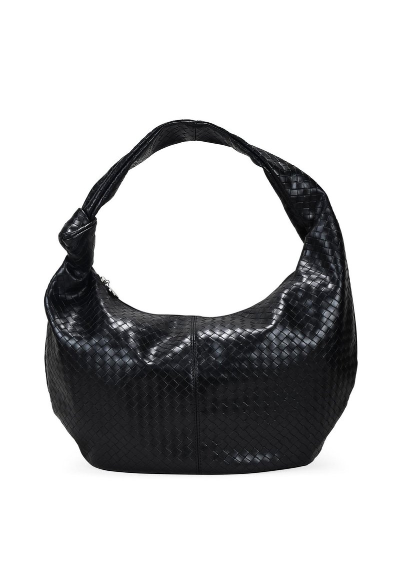 Bolso de piel tejido negro con una correa curva y acolchada y un cuerpo suave y texturizado. Cuenta con un cierre de cremallera y una costura para mayor estructura.