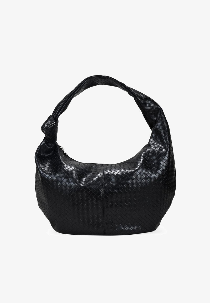 Bolso de piel tejido negro con una correa curva y acolchada y un cuerpo suave y texturizado. Cuenta con un cierre de cremallera y una costura para mayor estructura.