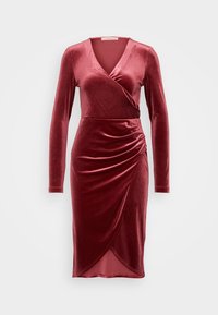 Robe portefeuille en velours rouge profond à manches longues, avec un décolleté en V et des détails froncés sur le côté, longueur genou avec un ourlet en tulipe.
