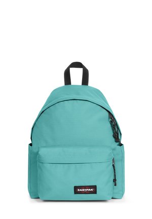 Mochila de tela en color verde azulado con forma redondeada, asa negra, bolsillo frontal con cremallera y logo de Eastpak. Textura suave y material duradero.