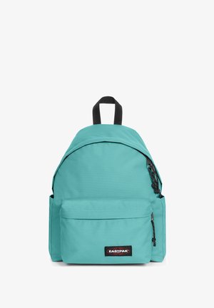 Mochila de tela en color verde azulado con forma redondeada, asa negra, bolsillo frontal con cremallera y logo de Eastpak. Textura suave y material duradero.