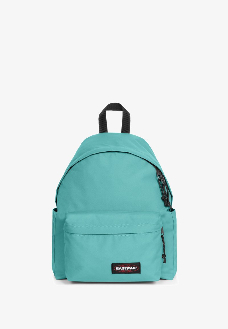 Turkos tyg ryggsäck med rundad form, svart handtag, framfickor med dragkedja och Eastpak-logotyp. Slät textur, hållbart material.