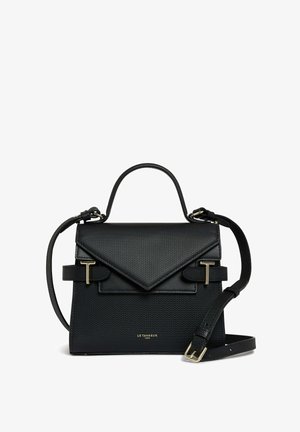 Schwarze strukturierte Handtasche mit einem dreieckigen Klappen-Design, goldenen Hardware-Akzenten, Obergriff und abnehmbarem Umhängegurt.