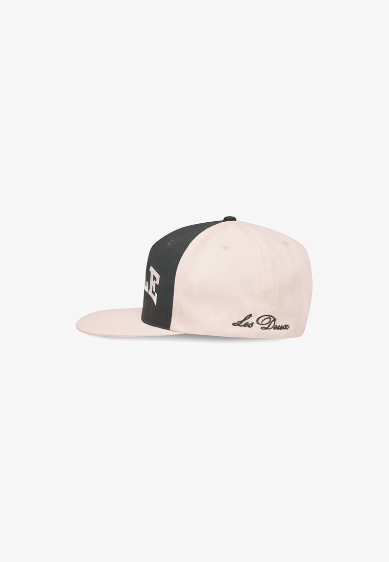 Gorra con un panel frontal negro y visera rosa claro. Presenta letras blancas y "Leo Deux" bordado en cursiva en el lateral.