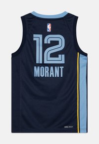 Camiseta deportiva azul con el número 12 y el nombre "MORANT". Hecha de un material ligero, con un diseño sin mangas y acentos amarillos a los lados.
