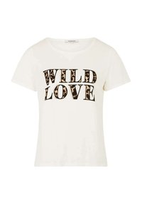 T-shirt bianco in cotone con un audace design a macchie di leopardo nero e rosa, con la scritta "WILD LOVE" in grandi lettere maiuscole.