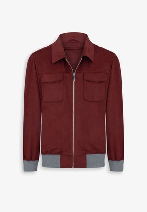 Viininpunainen vetoketjullinen takki, jossa on kaksi etutaskua läpällä, harmaat resorit hihansuissa ja harmaa resorivyötärö, valkoisella taustalla esillä.