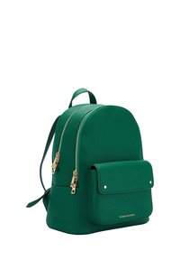 Groene leren rugzak met een ronde vorm, twee geclausuleerde compartimenten en een voorzak met klep. Accenten van goudkleurig hardware. Geweven oppervlak.