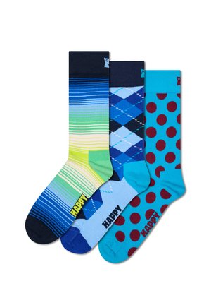 Drei Paar Socken: gestreift in Grün und Blau, Argyle in Blau mit weißen Akzenten und türkis mit roten Punkten. Das Material ist weiche Baumwolle.