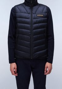 Marineblaue ärmellose Steppweste mit horizontal gequiltem Design, hohem Kragen und Frontreißverschluss. Mit einem kleinen Logoetikett auf der linken Brust.