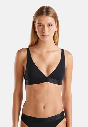 Zwarte triangulaire bralette met brede bandjes en een platte band met gegraveerd logo. Zacht materiaal en naadloos ontwerp, biedt minimale bedekking.