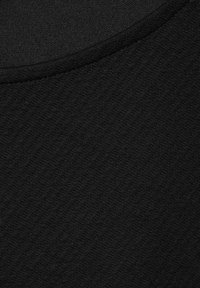 Černá tkanina s hladkým povrchem, která má vzor rybí kosti a kulatý výstřih. Materiál je elastický a měkký.