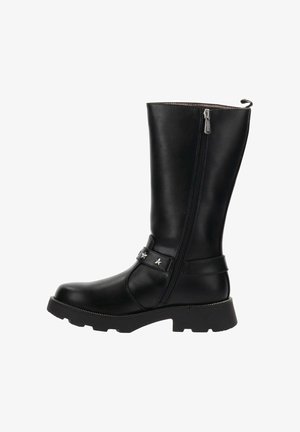 Botas de cuero negras hasta la mitad de la pantorrilla con cremallera lateral, suela de goma y correa decorativa con dos tachuelas en forma de estrella plateadas.