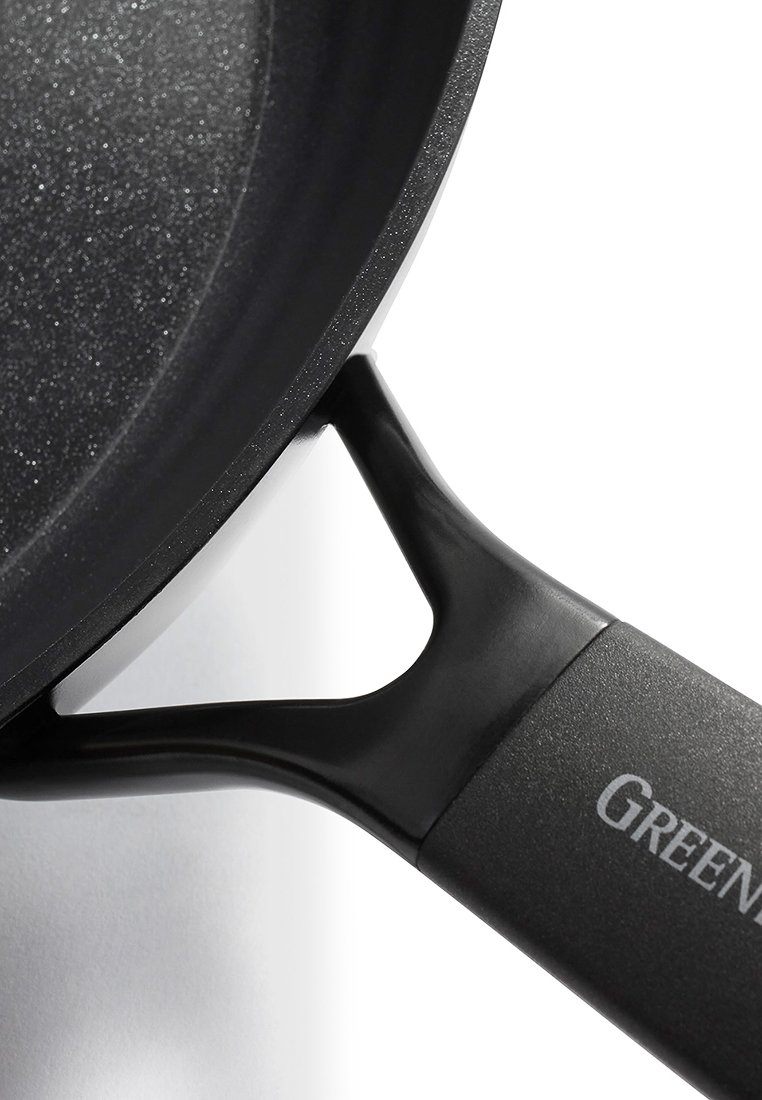 Schwarze Antihaft-Bratpfanne mit strukturierter Oberfläche, flachen Kanten und einem soliden schwarzen Griff mit ausgeschnittenem Design und geprägtem Logo.