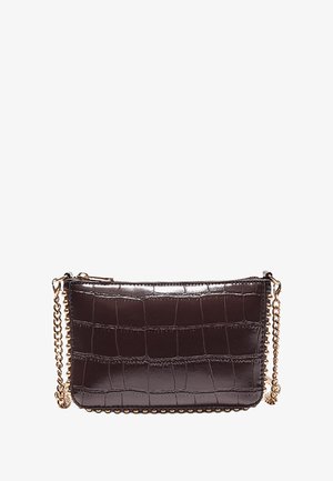 Rjava torbica čez rame iz umetnega krokodiljega usnja z zlatim verižnim trakom, zapiranjem na zadrgo in okrasnimi kroglicami ob robovih.
