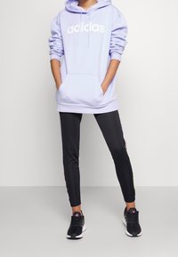 adidas Performance Jersey con capucha - purple