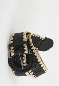 Cinturón negro trenzado con costuras en color natural, con una hebilla circular envuelta en un material negro texturizado y acentos de cuero.