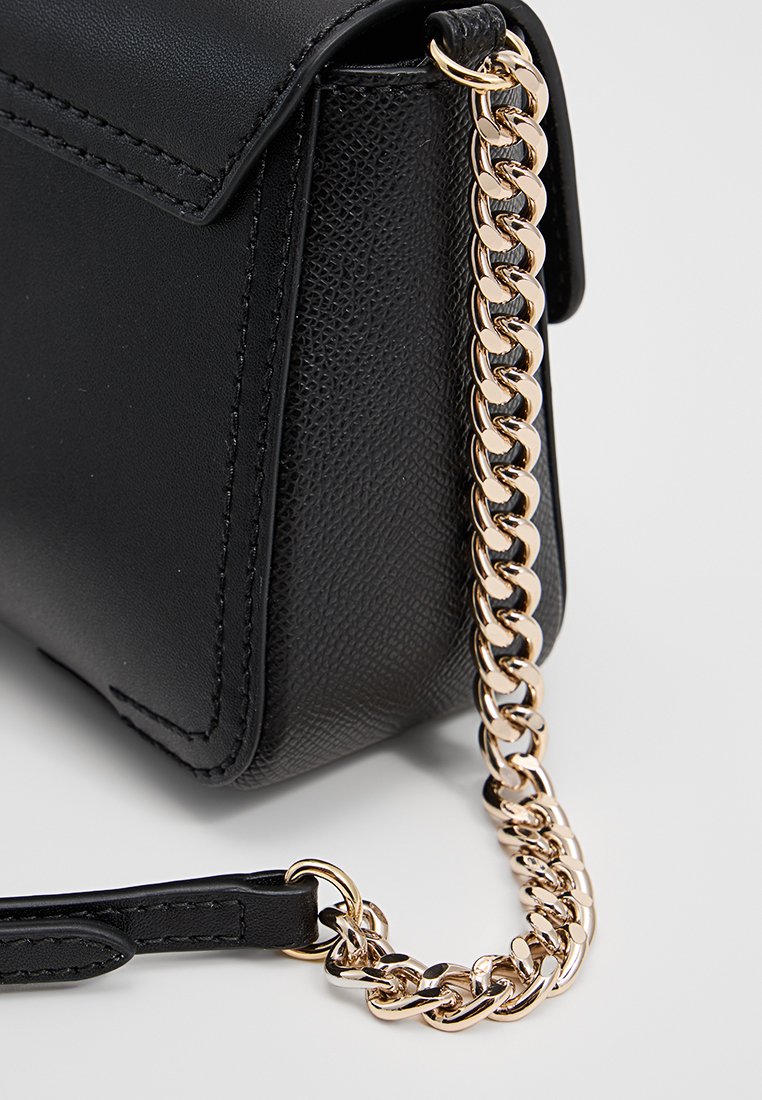Borsa a tracolla in pelle nera texture con una cintura in oro e un cappuccio piegato, caratterizzata da cuciture precise e un piccolo attacco per la tracolla.