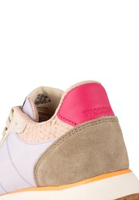 Sneaker mit einem Obermaterial aus lila Leder, einer strukturierten Ferse aus pinkem und tanfarbenem Wildleder, einer weißen Zwischensohle und einer Gummisohle. Logo auf der Ferse.