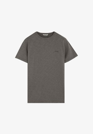 Camiseta básica de manga corta y cuello redondo en gris sólido con bordado sutil del logo en el pecho izquierdo y etiqueta de marca en el cuello.