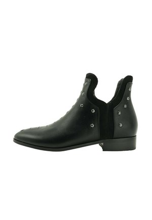 Bota de cuero negro hasta el tobillo con tachuelas plateadas, tacón bajo y paneles laterales elásticos para facilitar el calzado.