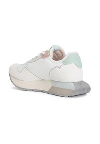 Weiße Sneakers aus Wildleder und Leder. Mit Pastellakzenten, einer strukturierten Ferse und einer grauen Gummisohle ausgestattet. Schlichtes Design.
