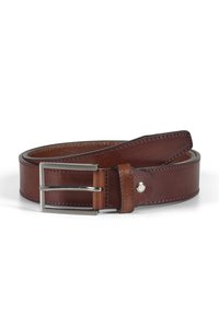 Bruine leren riem met een gladde textuur, voorzien van een zilveren metalen gesp. Het ontwerp heeft contrasterend stiksel en een sluiting met een penstijl.