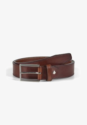 Bruine leren riem met een gladde textuur, voorzien van een zilveren metalen gesp. Het ontwerp heeft contrasterend stiksel en een sluiting met een penstijl.