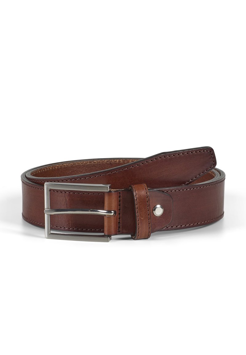 Bruine leren riem met een gladde textuur, voorzien van een zilveren metalen gesp. Het ontwerp heeft contrasterend stiksel en een sluiting met een penstijl.