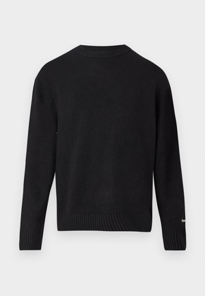 Svart strikkegenser med rund hals, ribbestrikkede mansjetter og nederkant. Stoffet virker mykt med en jevn tekstur og minimal detaljering.