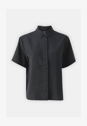 Chemise noire à manches courtes, avec un col classique, fabriquée en tissu lisse, présentant une coupe droite et un design minimaliste.