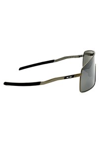 Occhiali da sole con una struttura metallica elegante, dettagli in gomma nera e lenti grigie riflettenti, caratterizzati da un logo distintivo sul lato.