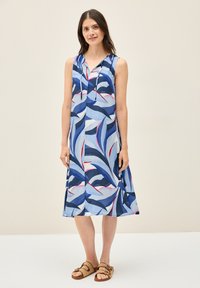 Vestido sin mangas en azul claro con un patrón de hojas en azul oscuro y rojo. Presenta una capucha, tapeta de botones y una silueta A-line fluida.